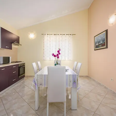 Dom wakacyjny Three-bedroom In Tinjan