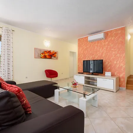 Three-bedroom In Prázdninový dům *