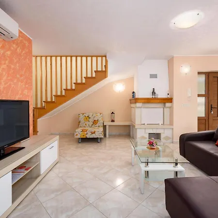 Three-bedroom In Tinjan