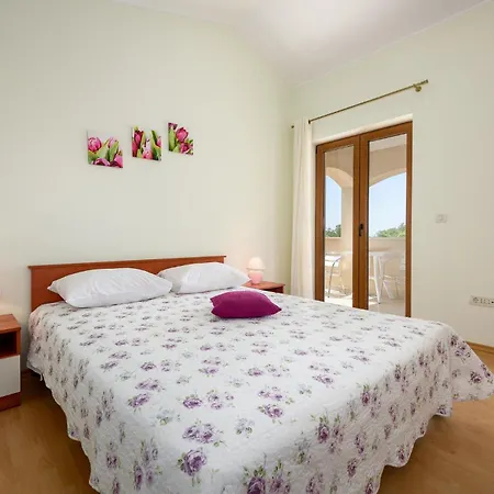 Three-bedroom In Semesterbostad *
