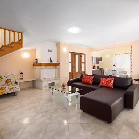 Three-bedroom In Prázdninový dům Tinjan