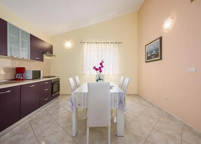 펜션 Three-bedroom In Tinjan