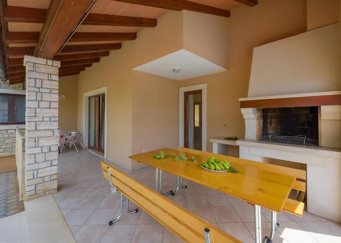 Holiday home Three-bedroom In Tinjan